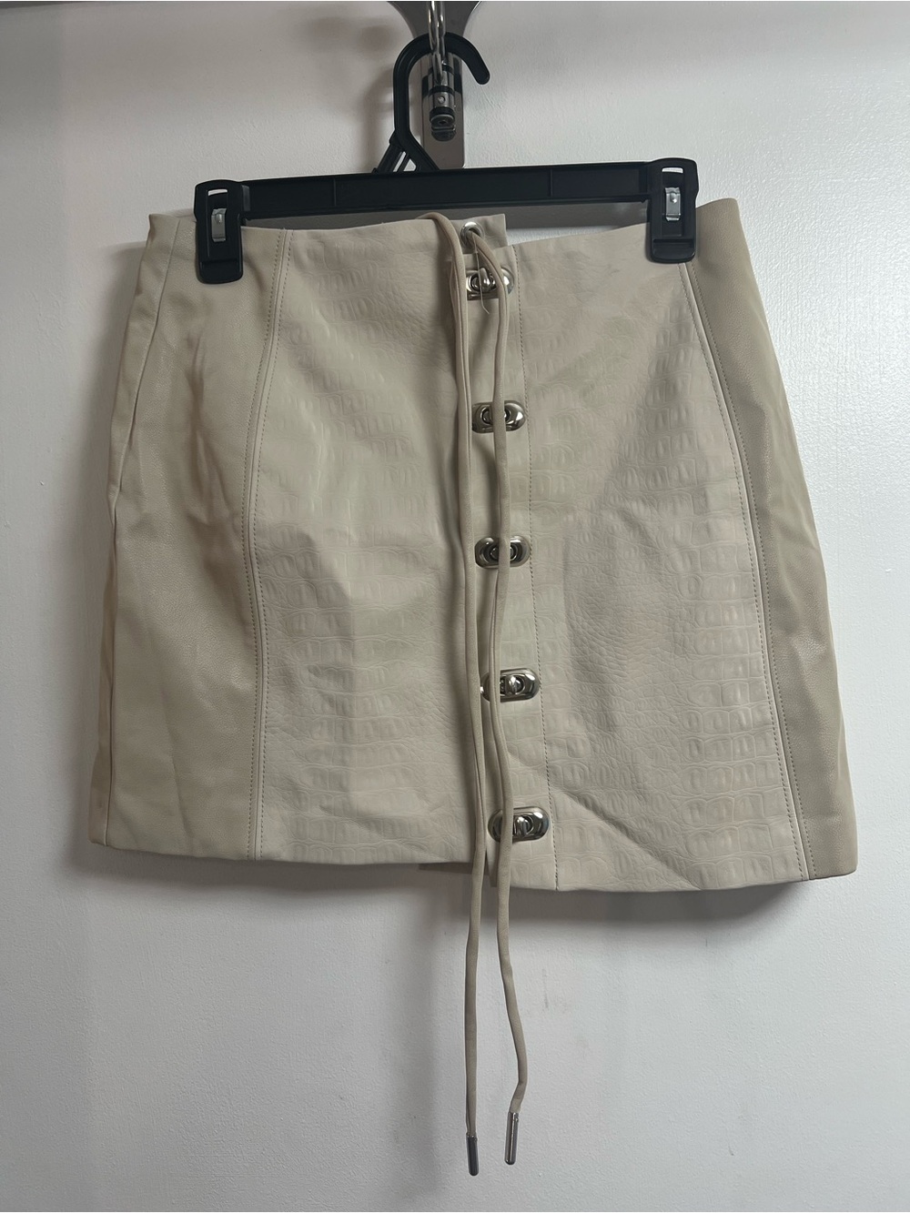 Manier E De Voir Women’s PU Leather Cream Lace-Up Mini Skirt